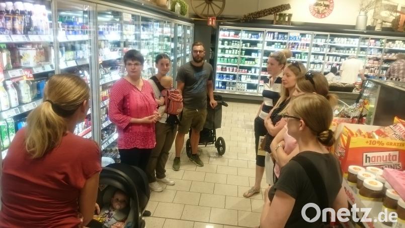 Ernährungsberaterin Kristina Heinzel-Neumann (Zweite von links) gibt den berufstätigen Müttern bei der Einkaufsschulung Tipps zum Kauf von Kinderlebensmitteln. JZK