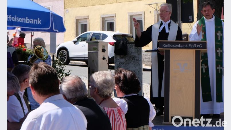 „An Gottes Segen ist alles gelegen&quot;: Pfarrer Max Früchtl und Pfarrer Wilfried Römischer erteilen den Segen. le