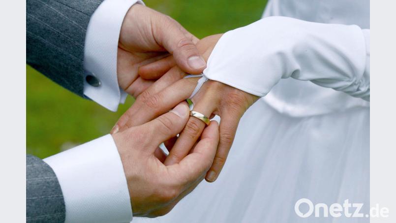 In Ansbach ist eine Hochzeitsfeier eskaliert. Die Polizei nahm die alkoholisierte "Braut" mit. Andreas Lander/dpa