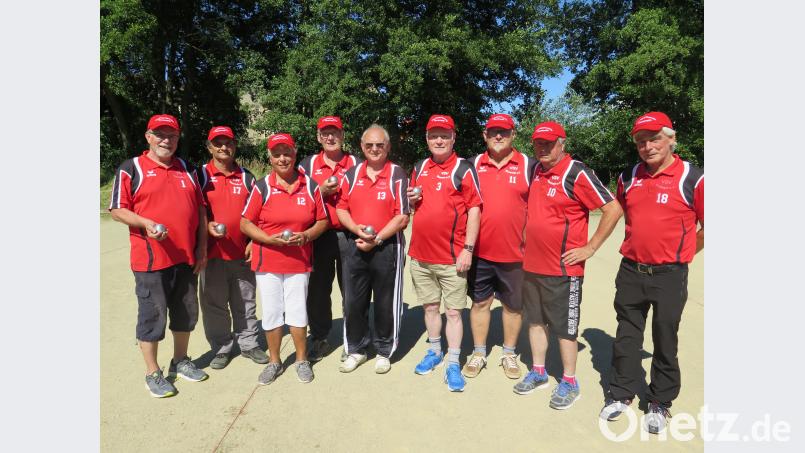 Sportwart Alfons Foitzik (rechts) gratuliert den acht erfolgreichen Vitalsportlern Günter Niewolik, Helmut Porsch, Hermann Weismeier, Andreas Jasinski, Josef Wagner, Regina Lenk, Georg Wagner und Hans-Jürgen Breuer (von rechts). JZK