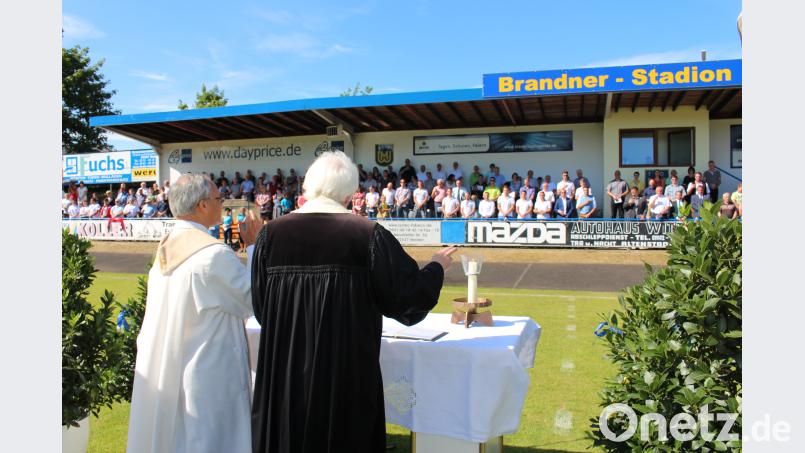 Festlicher Gottesdienst auf dem Fußballplatz: links Pfarrer Puthenchira, rechts Pastor Martin Valeske. exb