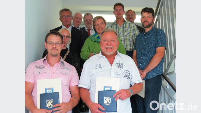 Daniel Seitz und Andreas Förtsch (vorne, von links) zählen nun zu den „Kavalieren der Straße“. In der zweiten Reihe das Ehepaar Sandra und Wolfgang Hader mit Matthias Meier (rechts). Im Hintergrund die Mitglieder der Kavaliere-Jury. Hans Klemm