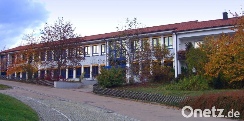 50 Jahre Grundschule Rottendorf wird am Samstag gefeiert. Im Bild die Südseite mit Lehrerwohnhaus. rbm