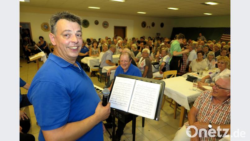 Elvis-Interpret Sigmar Möller (links) war der Star des Abends im ausverkauften Vereinsheim der Eichhornschützen. Chorleiter Michael Koch (sitzend) hatte beim Schreiber der Partituren hervorragende Arbeit geleistet. Hirsch