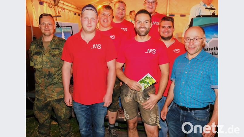 Die muskelbepackten Mannsbilder der „Betriebshilfe Schneider“ gewinnen beim Bürgerfest in Speinshart einen spektakulären Seilzieh-Wettbewerb gegen einen Bundeswehr-Lkw. Unser Bild zeigt das Team bei der Siegerehrung mit Bürgermeister Albert Nickl (rechts) und dem Vertreter der Bundeswehr-Pateneinheit. do