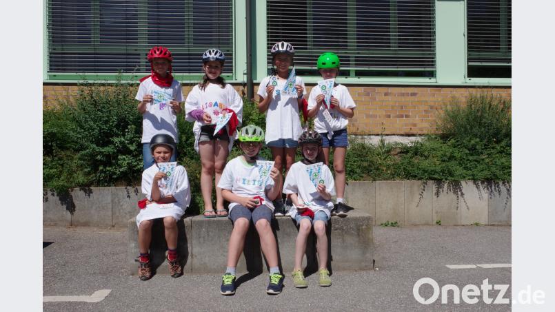Die mit Ehrenwimpel ausgezeichneten Schüler und Schülerinnen. müb