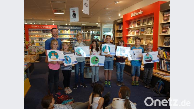 Jörg Stifter erklärte den jungen Lesern den Weg des Buches vom Autor bis zur Buchhandlung . JPL