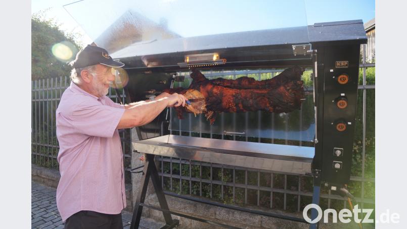 Nach dem Anschnitt des Spanferkels durch Bürgermeister Johann Graßl folgte der große Run auf dieses leckere Angebot. WEU