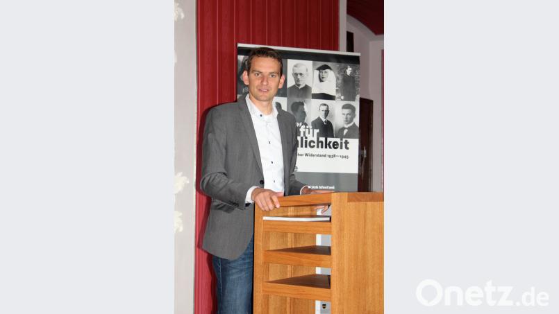 Matthias Dörr, Geschäftsführer der Ackermann-Gemeinde, führt thematisch in die Ausstellung ein. stg