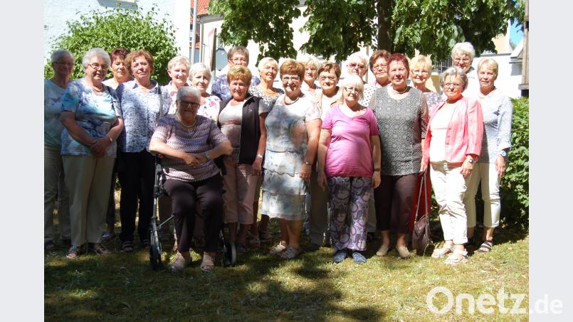40 Schülerinnen waren es beim Lehrgang 1962/63. Vier sind bereits verstorben, einige ließen sich entschuldigen. Insgesamt war es ein wunderschöner, erinnerungsträchtiger Nachmittag. Im Biergarten des Pressather Gasthofes Heining ließ man es sich gutgehen. AZ