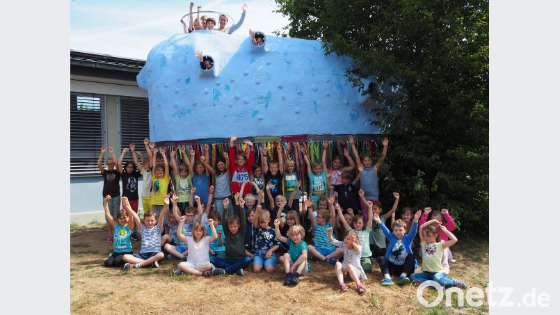Endlich alles fertig, die Kinder der Montessori Schule freuen sich über das neue Baumhotel, das sie selbst mitgebaut haben Bühner