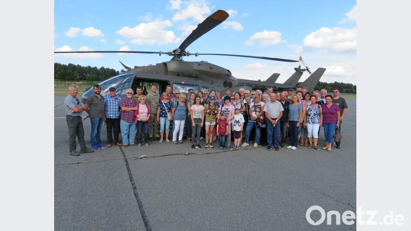 Am Militärflugplatz hatte der Reiseführer Gerald Morgenstern (Zweiter von links) die Besichtigung eines Helicopters organisiert. Der Vorsitzende des Kulturvereins Wolfgang Haberberger (links) dankte Morgenstern für einen gelungenen Ausflug. OW