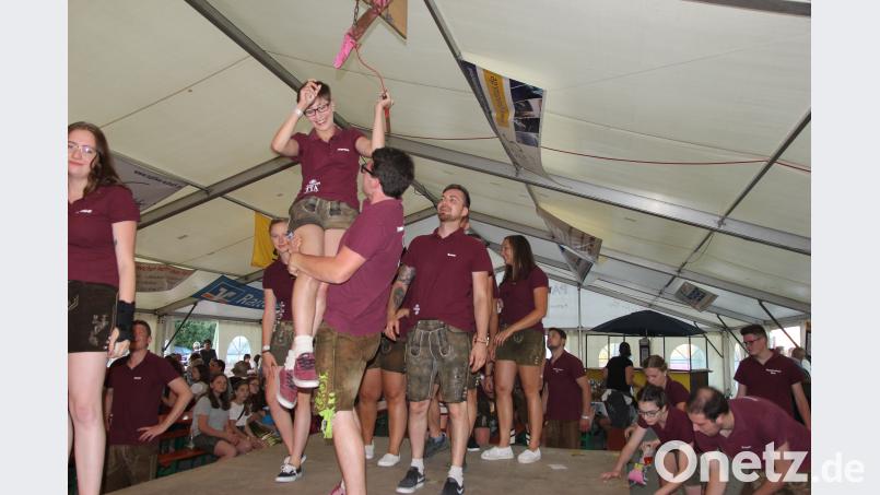 Die Kirwapaare zogen in das Zelt ein. ral