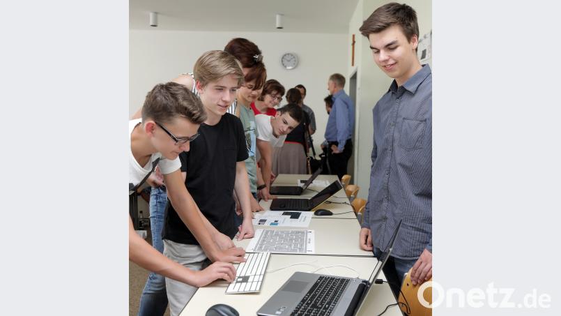 Von wegen daddeln auf dem Smartphone: Die Gymnasiasten des HCA haben ihre helle Freude daran, Apps selbst zu entwickeln. Bei einer Informatikmesse durften sie ihre Arbeiten vorstellen. wsb