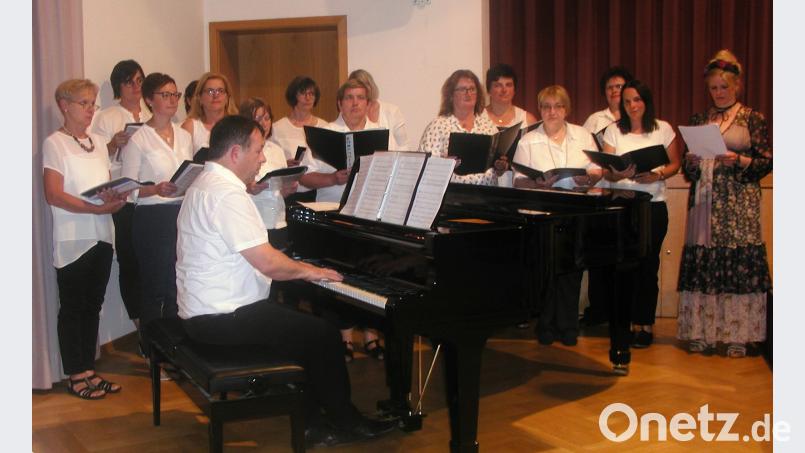 Zum Liedvortrag scharte Stephan Merkes seine Inshallah um das Klavier GIS