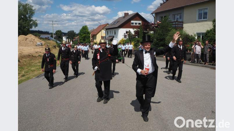 Die strammen Feuerwehrmänner schwitzten in ihren historischen Gewändern. GZ