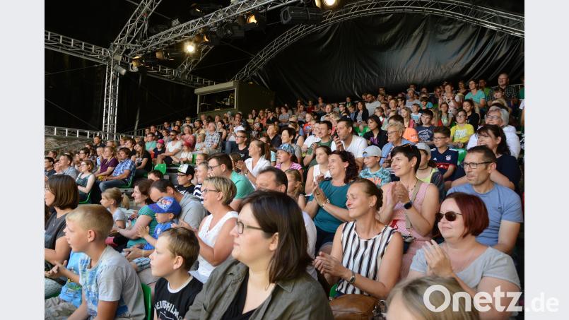 Die Zuschauer verfolgen das Theaterstück. BEY