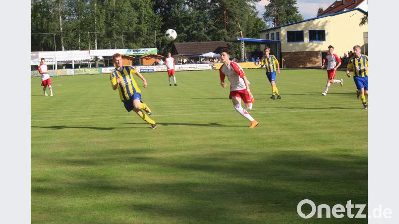 Lukas Zieglmeier (weiß/rotes Trikot , rechts) spielt jetzt für Jahn Regensburg. Seine ersten Schritte als Kicker hat er bei der TSG gemacht. exb
