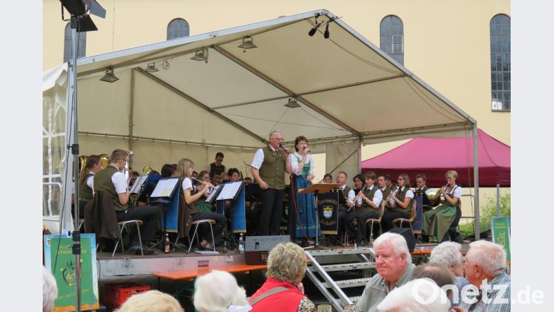 Das Große Blasorchester bei der Sommerserenade 2017, Sänger: Dirigent Josef Lobenhofer mit Frau Marita Lobenhofer EXB