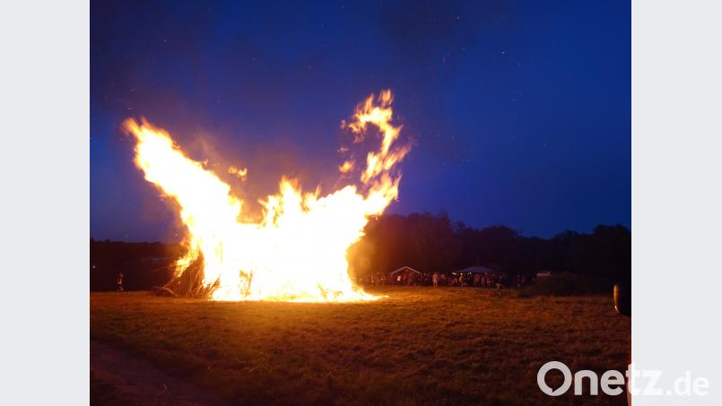 Die Flammen lodern und wärmen die Gäste. WRM