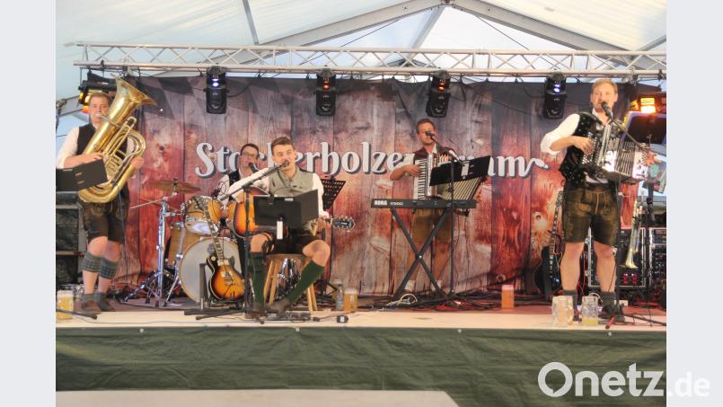 Die "Stockerholzer Buam" hatten genau vor einem Jahr ihren ersten Auftritt bei einer Kirchweih. Heute sind sie gut im Geschäft ral