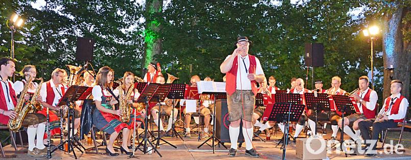 Dirigent Jürgen Böhme gibt den Ton an. ü