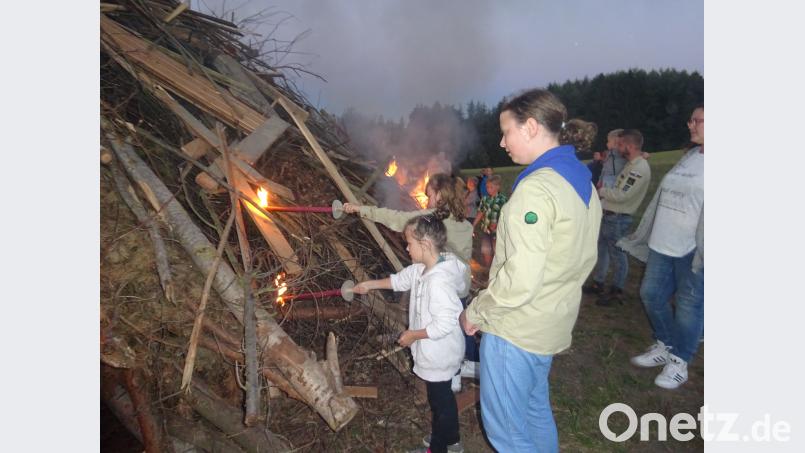 Der Große hilft dem Kleinen: Pfadfinder-Kinder helfen beim Entzünden des Feuers. WRM