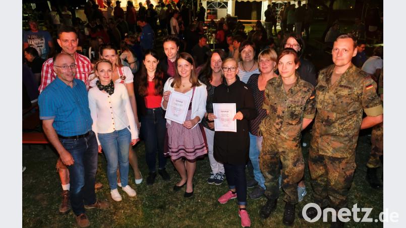 Vereint im fröhlichen Miteinander genießen die beiden Damenmannschaften mit Bürgermeister Albert Nickl, zweitem Bürgermeister Roland Hörl und den Vertretern der Bundeswehr die Anerkennung der Bürgerfest-Besucher. do