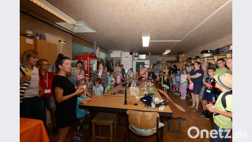 Doris Hofmann (Dritte von links) stellt den Gästen die Räume des Landestheaters für die Vorbereitung auf die jeweilige Aufführung vor. BEY