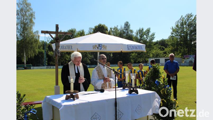 Festlicher Gottesdienst auf dem Fußballplatz: links Pfarrer Puthenchira, rechts Pastor Martin Valeske. exb