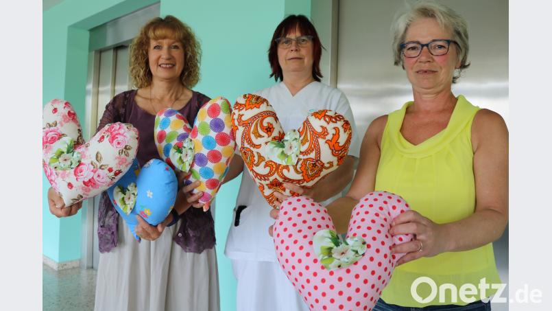 Krankenschwester Andrea Deeg-Winter von der Station A4 am Klinikum Fichtelgebirge in Marktredwitz freut sich über 70 Herzkissen. (v.l.n.r.) Petra Ernstberger, Andrea Deeg-Winter, Cornelia Pohl exb