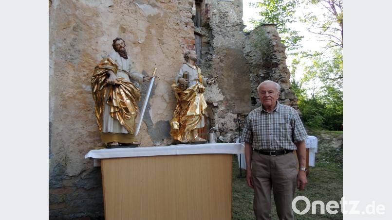 Richard Lehner (83) wurde noch in der Pfarrkirche Peter und Paul in Hopfenohe getauft. Er erinnert sich an Pfarrer Ritter und seinen Ministrantendienst bei dem Geistlichen in den 40er Jahren. Mit Lehner kehrten anlässlich des Jubiläumsbesuchs des Dekanats Auerbachs auch die Statuen der Heiligen Peter und Paul nach Hopfenohe zurück. Sie haben schon vor langer Zeit in Troschenreuth eine neue Heimat gefunden. MOR