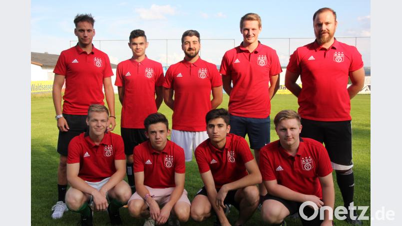 Die Neuen des ASV Waldsassen: Vorne von links: Noah Reichenberger, Nico Sticht, Hasan Tigil und Sebastian Gerl. Stehend von links: Trainer Christian Blay, Dominik Mayer, Okan Yavuz, Nico Fenzl und Trainer Roland Spitzl. Rosner, Konrad