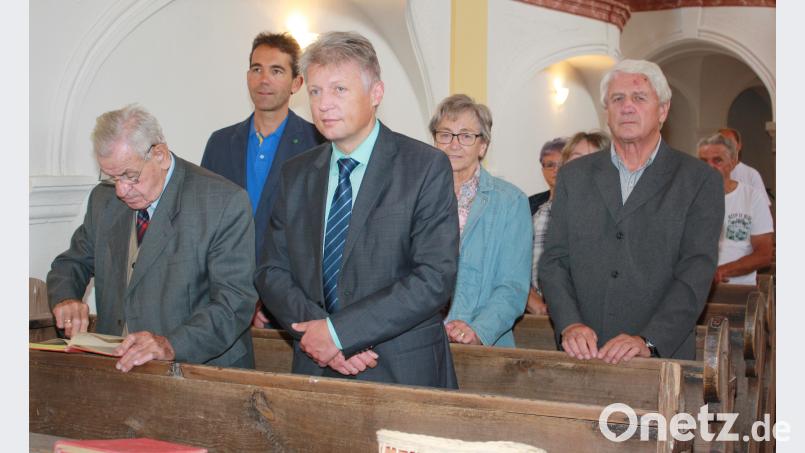 Blick auf Gläubige auf der rechten Kirchenseite. LK