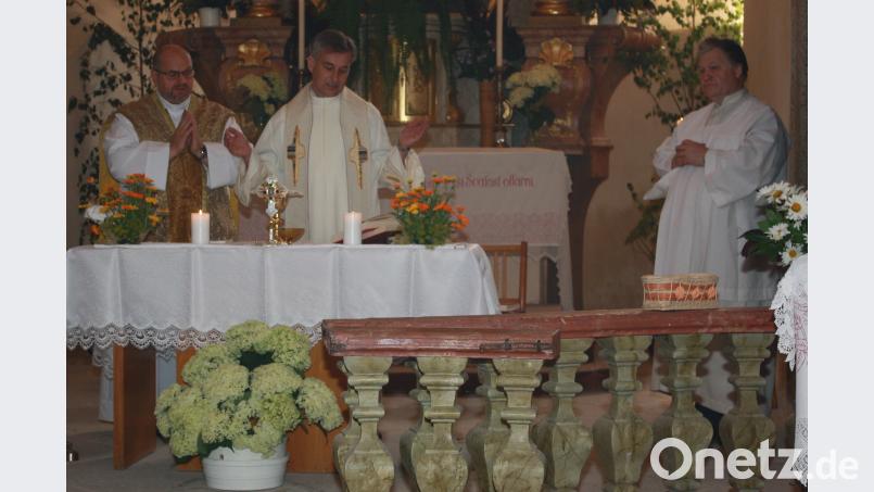 Pater Miroslav Martia aus Bor und Pater Martin Vána von Dobrau (von links) beim Gottesdienst in Plößbergs Partnergemeinde Staré Sedlo. LK