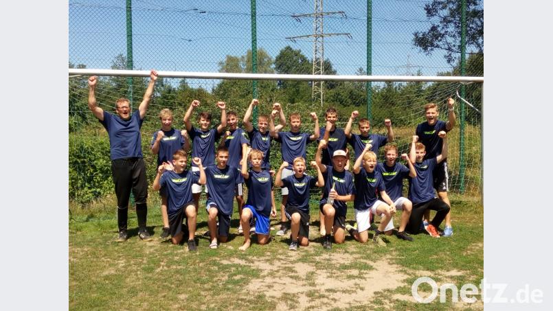 Meister und Aufsteiger SG Rosenberg (hinten von links): Cheftrainer Frank Kokott, Lukas Schaller, Argjent Berisha, Niklas Klober, Alexander Bittner, Lukas Maul, Luca Söhnlein, Benjamin Gräml, Co-Trainer Stefan Luber. Vorne von links: Lukas Völlger, Valentino Pennacchioni, Lukas Kokott, Tom Hajek, Patrick Meyer, Moritz Steindl, Moritz Zellerer, Julian Erlbacher. KOK