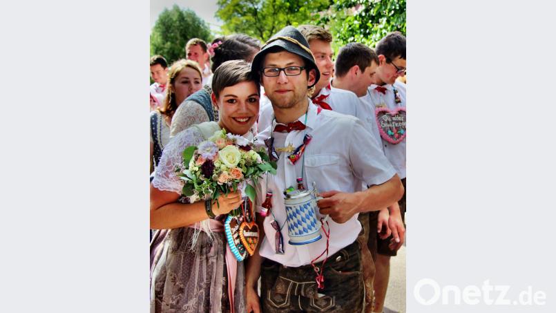 Das Klingeln des Weckers kürte Lea Riedhammer und Lukas Renner zum Oberkirwapaar in Kirchenreinbach. ds