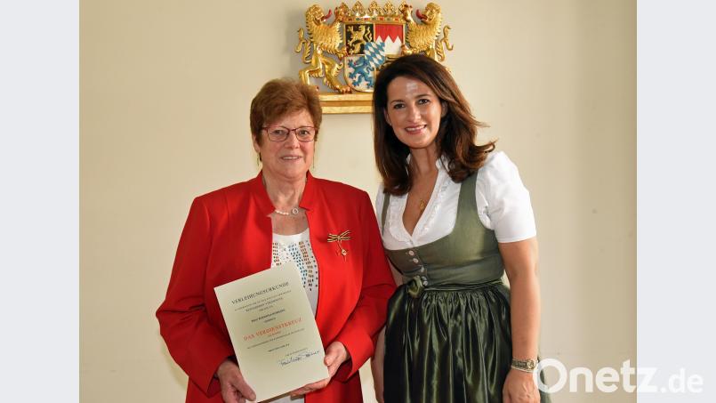 Roswitha Hubmann (links) und Landwirtschaftsministerin Michaela Kaniber. Baumgart/StMELF