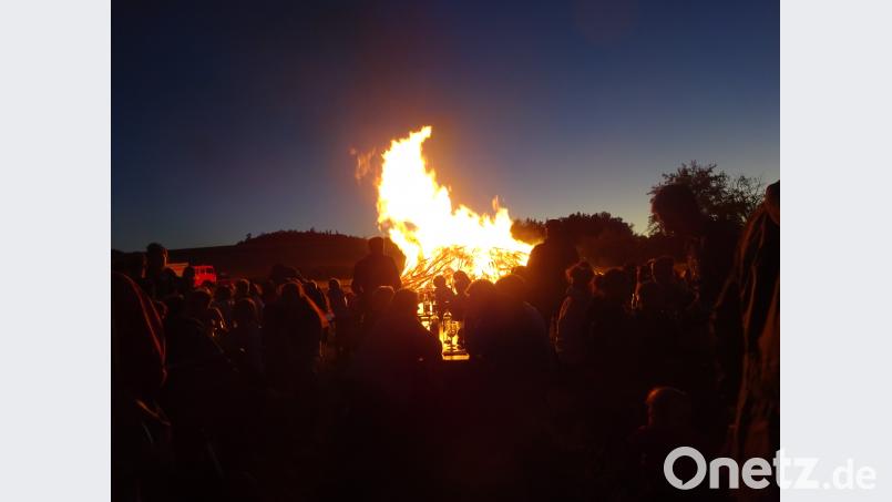 Die Flammen lodern und wärmen die Gäste. WRM
