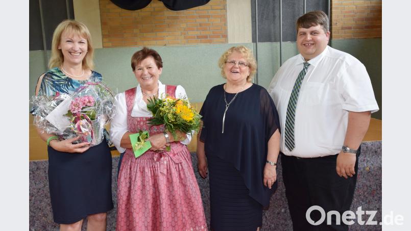 Sieglinde Hufnagel (Zweite von links) wird von Rektorin Renate Sekura (Zweite von rechts), der Schulverbandsvorsitzenden Brigitte Bachmann und dem Illschwanger Bürgermeister Dieter Dehling verabschiedet. no