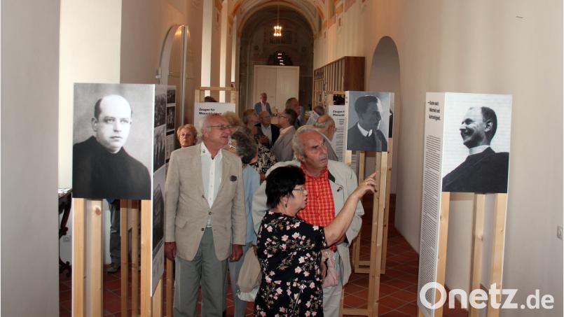 Am Beispiel von insgesamt zehn christlichen Persönlichkeiten wird im Kreuzgang des Klosters Speinshart der sudetendeutsche Widerstand zwischen 1938 und 1945 beleuchtet. Matthias Dörr, Geschäftsführer der Ackermann-Gemeinde, führt thematisch in die Ausstellung ein. stg