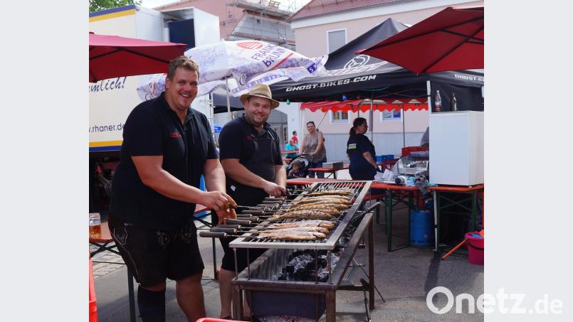 Auch die Forellen vom Grill, die von Mitgliedern des „Stammtisch Alter Wirt Bach“ zubereitet wurden, waren sehr begehrt. WEU