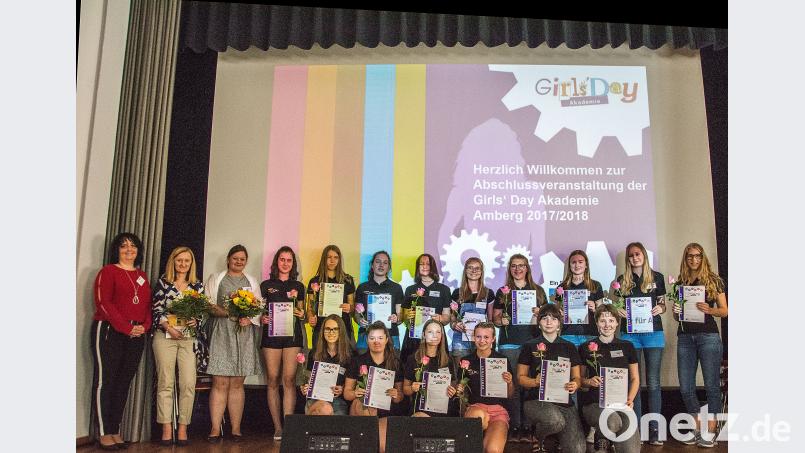 hintere Reihe von links: Projektbetreuerin Katja Laber, Fachoberlehrerin Sabine Witzany, Studienrätin Katharina Gadomski - mit den 15 Schülerinnen der 9. und 10. Jahrgangsstufe aus DJD-Realschule und -Gymnasium. Peter Ringeisen/exb