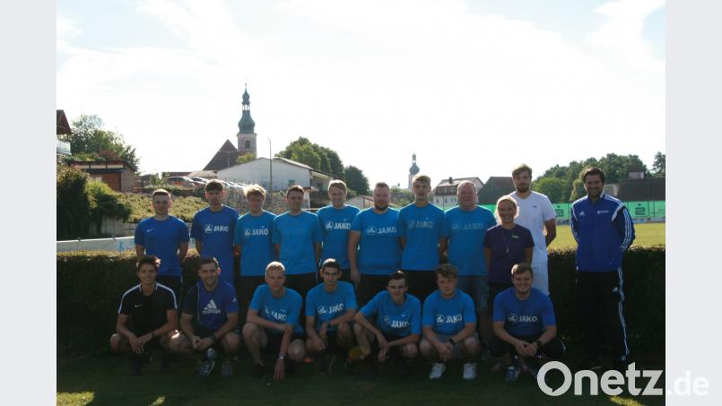 In der Region gibt es seit Sonntag, 8. Juli, 16 neue top-ausgebildete Trainer der C-Lizenz-Stufe des Bayerischen Fußball-Verbandes. Beim Gruppenfoto in Michelfeld waren auch Referent Daniel Hanisch (rechts) und die Jugendleiterin des ASV Michelfeld sowie der SG Auerbach Kathrin Gsell (Dritte von rechts) anwesend. OBL