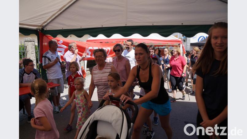 TSV-Vorstand Robert Becher und Bürgermeister Johann Graßl gaben den Startschuss zum Spendenlauf zu Gunsten der Kuno-Kinderklinik. Die Runden konnten auch mit dem Kinderwagen absolviert werden. WEU