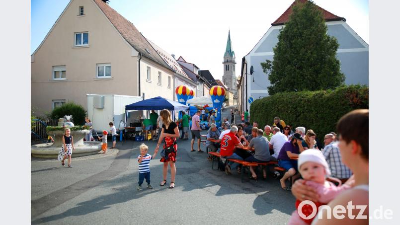 Rund um den Springbrunnen in der Pfarrgasse feierte die Siedlergemeinschaft ihr Brunnenfest. njn