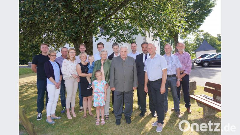 Josef Müller (vorne Mitte) freut sich über viele Glückwünsche zu seinem 80. Geburtstag. FVO