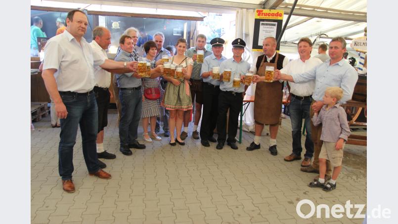 Die Verantwortlichen der Feuerwehr Rottendorf stoßen auf ein gutes Gelingen der diesjährigen Kirchweih an. ral