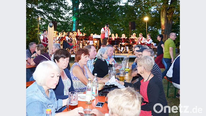 Viele Besucher lauschen dem Konzert im Kleinpark Frauenbild. ü