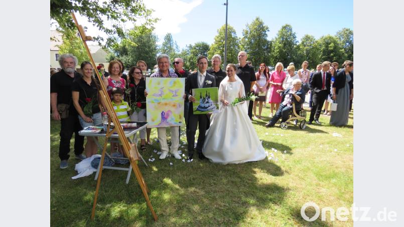 Natürlich mussten Luca und Jenny Frank nicht selbst als Künstlerr glänzen. Groß war die Überraschung, als sich der malerische Eigenversuch des Brautpaares als bereits fertiges Gemälde entpuppte. Das künstlerische Geschenk sowie eine Luftaufnahme der Kappl sind Geschenke des Vereins KuWa e. V.. UBB